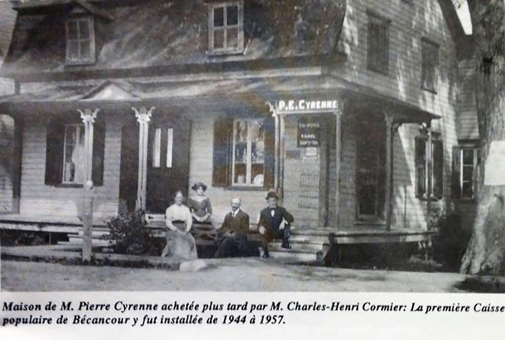 Maison situ&eacute;e sur l'avenue Nicolas-Perrot. Elle a &eacute;t&eacute; le site de la premi&egrave;re caisse populaire du secteur de B&eacute;cancour de 1944 &agrave; 1957, ann&eacute;e o&ugrave; elle a &eacute;t&eacute; d&eacute;truite par un incendie