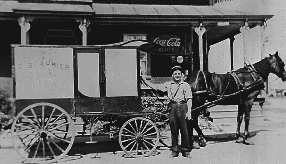 Le magasin g&eacute;n&eacute;ral d'Elph&egrave;ge Beaumier dans les ann&eacute;es 1940. En avant-plan, son fils Paul qui distribuait le pain fait dans la boulangerie annex&eacute;e &agrave; l'arri&egrave;re du magasin g&eacute;n&eacute;ral.