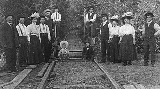 Mine d'ocre d'Alphonse Thibodeau. Rails en bois servant au transport de l'ocre. &Agrave; gauche, Alphonse Thibodeau. Entre les rails, &agrave; droite, un jeune enfant Omer Thibodeau.